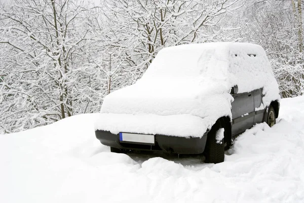 Road Auto Met Sneeuw Bedekt Een Sneeuwstorm — Stockfoto