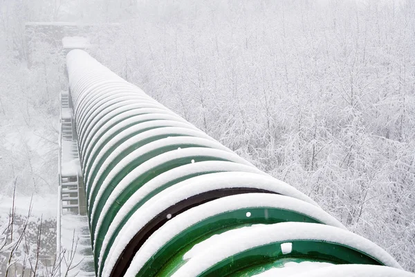 Tubo Industrial Sobre Vale Alpino Condições Rigorosas Inverno — Fotografia de Stock