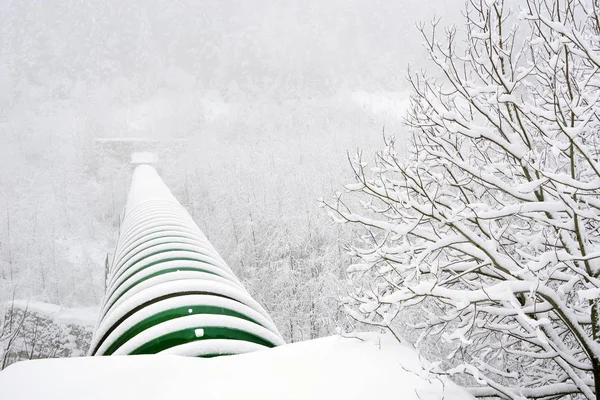 Průmyslové Potrubí Přes Alpské Údolí Drsné Zimní Podmínky — Stock fotografie