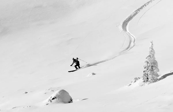 厳しい冬の条件でスキーツアー 山の中でスポーツスキーツアラー 冬の高山風景 — ストック写真