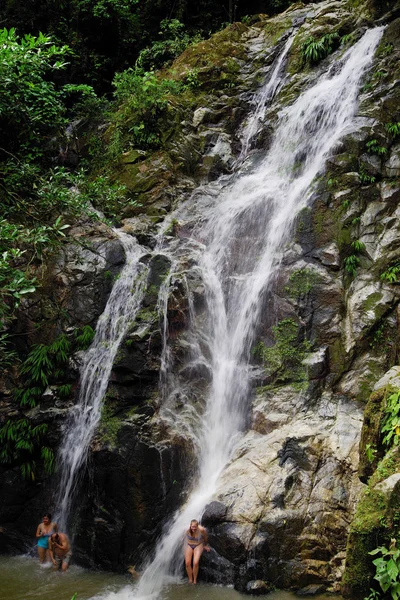 Touristen Schwimmen Marinka Wasserfall Minca Kolumbien Europa — Stockfoto