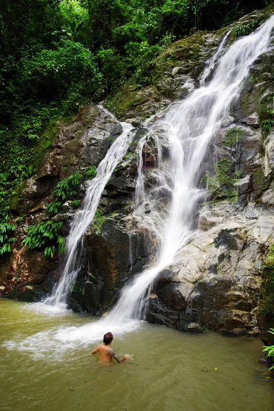 Touristen Schwimmen Marinka Wasserfall Minca Kolumbien Europa — Stockfoto