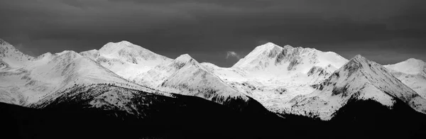 冬季高山景观在国家公园 Retezat 喀尔巴泰 罗马尼亚 雪覆盖的山风景 — 图库照片