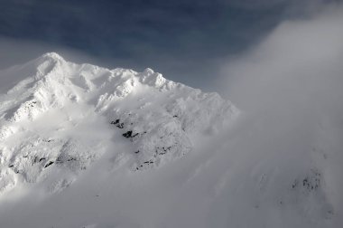 Transilvanya Alps, Romanya için güzel karla kaplı dağlar. Dağlarda Alpin peyzaj