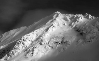 Transilvanya Alps, Romanya için güzel karla kaplı dağlar. Dağlarda Alpin peyzaj