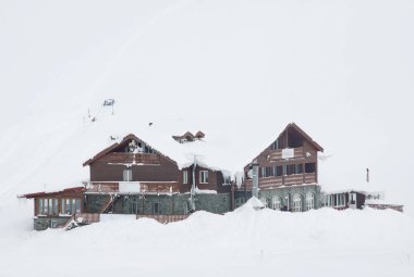 Chalet Transilvanya Alpleri, Balea Valley, Romanya, Avrupa'nın karla kaplı
