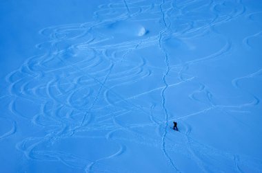 Sert kış durumda trekking. Kış dağ manzarası