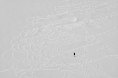 Sert kış durumda trekking. Kış dağ manzarası