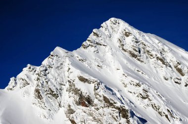 Transilvanya Alps, Romanya için güzel karla kaplı dağlar. Dağlarda Alpin peyzaj