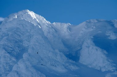 Transilvanya Alps, Romanya için güzel karla kaplı dağlar. Dağlarda Alpin peyzaj