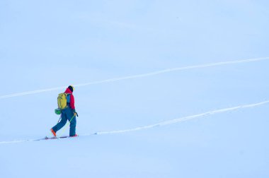 Tur kayağı kış koşullarında