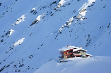 Chalet Transilvanya Alpleri, Balea Valley, Romanya, Avrupa'nın karla kaplı