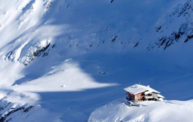 Chalet Transilvanya Alpleri, Balea Valley, Romanya, Avrupa'nın karla kaplı