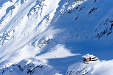 Chalet Transilvanya Alpleri, Balea Valley, Romanya, Avrupa'nın karla kaplı