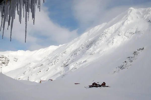 シャレーは Balea バレー ルーマニア トランシルバニア アルプス ヨーロッパに雪をかぶった — ストック写真