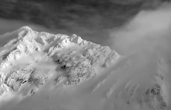 美丽的雪山在特兰西瓦尼亚阿尔卑斯山 罗马尼亚 高山景观在山 — 图库照片