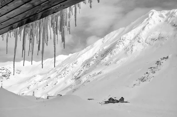 Hermosas Montañas Nevadas Los Alpes Transilvanos Rumania Paisaje Alpino Las —  Fotos de Stock