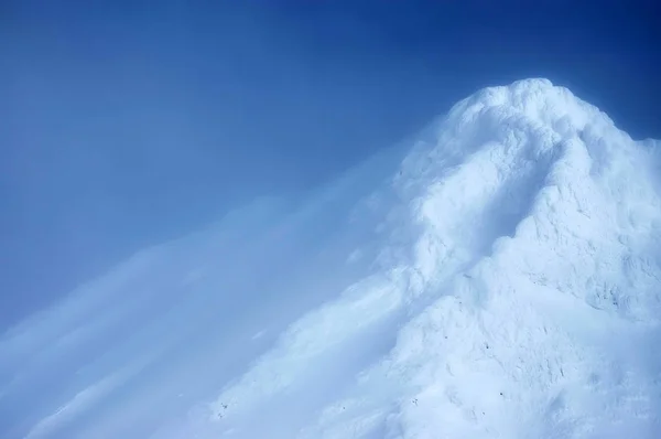 美丽的雪山在特兰西瓦尼亚阿尔卑斯山 罗马尼亚 高山景观在山 — 图库照片