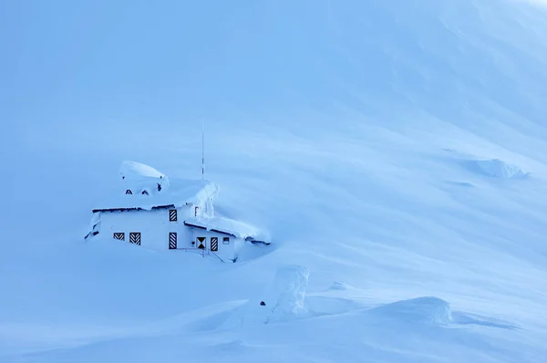 Chalet Cubierto Nieve Los Alpes Transilvania Valle Balea Rumania Europa —  Fotos de Stock