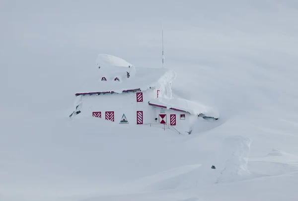 Chalé Coberto Neve Nos Alpes Transilvânia Balea Valley Roménia Europa — Fotografia de Stock