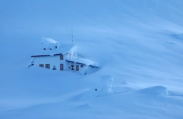 Chalet Pokryte Śniegiem Europie Alpy Transylwanii Dolina Balea Rumunia — Zdjęcie stockowe