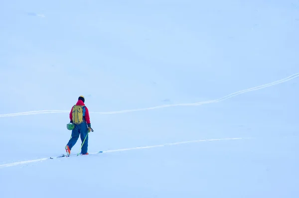 Skialpinismus Drsných Zimních Podmínkách — Stock fotografie