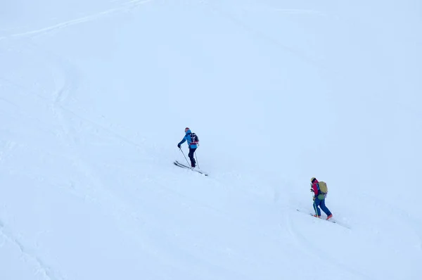 在冬季气候条件恶劣的滑雪旅游 — 图库照片