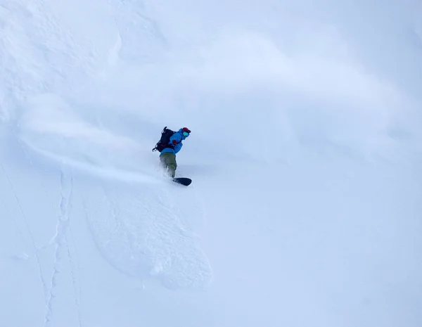 在冬季气候条件恶劣的滑雪旅游 — 图库照片