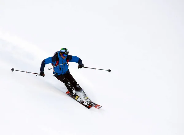 Лыжные Туры Суровых Зимних Условиях Лыжный Турист Занимающийся Спортом Горах — стоковое фото