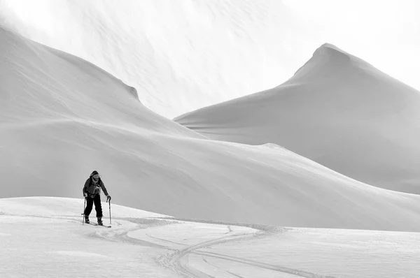 Ski Touring Trudnych Warunkach Zimowych Ski Tourer Sportowych Górach Zimowy — Zdjęcie stockowe