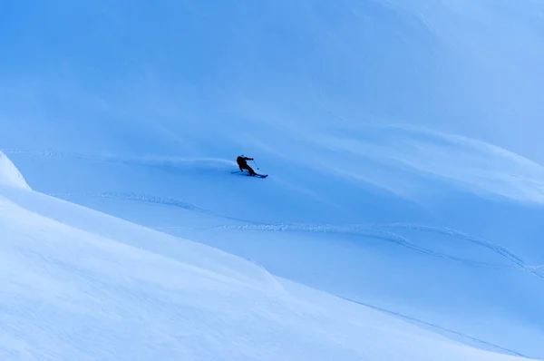 滑雪旅游在恶劣的冬季条件 滑雪旅游者在山上运动 冬季高山景观 — 图库照片