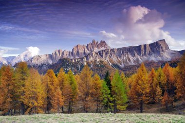 Gün batımı manzarasına Cima Ambrizzola Croda da Lago, Dolomites dağlar, İtalya, Europe