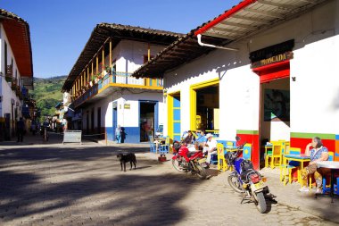 Geleneksel mimarisinde pitoresk kasaba, Jardin, Antioquia, Colombia, Güney Amerika