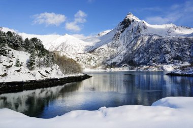 Kış aylarında Svolvaer tatil limanı görünümü, Lofoten Takımadaları, Norveç, Avrupa