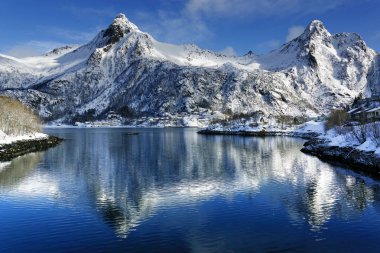 Kış aylarında Svolvaer tatil limanı görünümü, Lofoten Takımadaları, Norveç, Avrupa