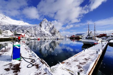 Kış aylarında Svolvaer tatil limanı görünümü, Lofoten Takımadaları, Norveç, Avrupa