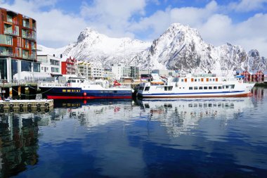 Kış saati Svolvaer Resort Limanı görünümü, Lofoten Takımadaları, Norveç, Avrupa