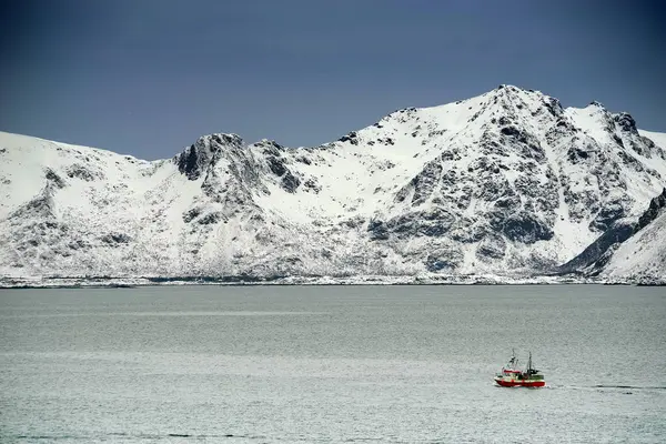 Αλιευτικό Πλοίο Στο Αρχιπέλαγος Λοφότεν Νορβηγία Ευρώπη — Φωτογραφία Αρχείου