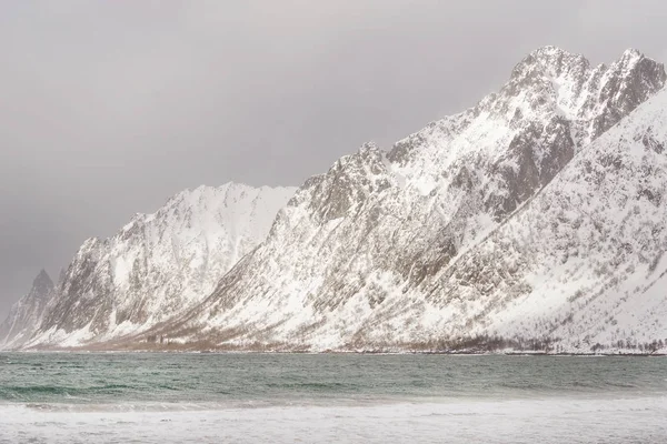 挪威北部 Senja 岛壮观的峡湾风光冬季景观 — 图库照片