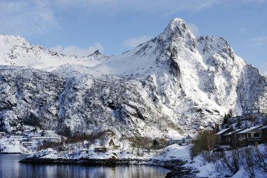 Kış aylarında Svolvaer tatil limanı görünümü, Lofoten Takımadaları, Norveç, Avrupa
