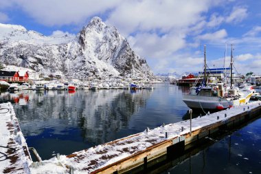 Kış aylarında Svolvaer tatil limanı görünümü, Lofoten Takımadaları, Norveç, Avrupa