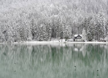 Kışın Dobiacco gölü, İtalya, Avrupa