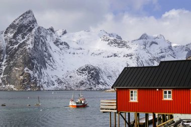 Lofoten Takımadaları, Norveç, Avrupa 'da geleneksel balıkçı kulübeleri