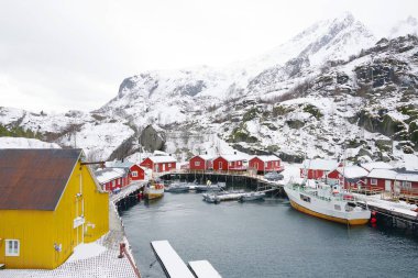 Nussfjord köyünün resmi, Lofoten Adaları. Norveç 'in su üzerindeki tarihi balıkçı köyü, Avrupa