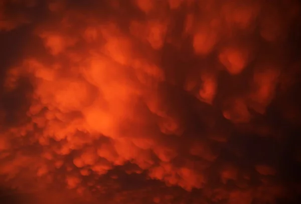 Mammatus Bulutlar Şekillendirme Şiddetli Fırtına Öncesinde Gün Batımında — Stok fotoğraf