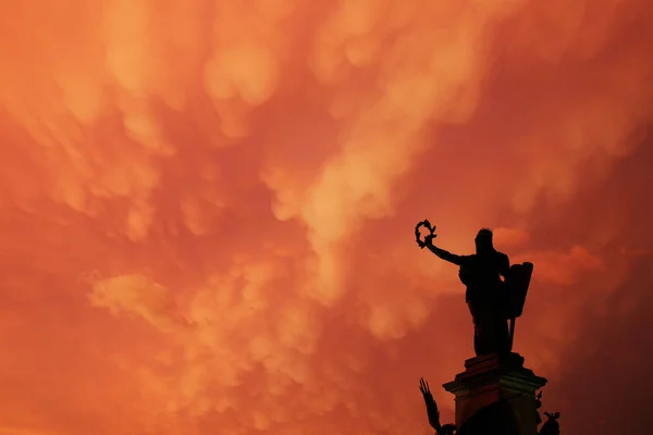 Бушующие Облака Над Памятником Зданиями Парка Примирения Арада Румыния Европа — стоковое фото