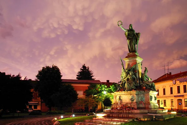 欧洲阿拉德和解公园纪念碑和建筑上的暴风云 — 图库照片