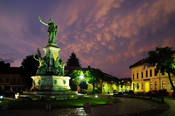 Stürmische Wolken Über Dem Monument Und Den Gebäuden Des Versöhnungsparks — Stockfoto