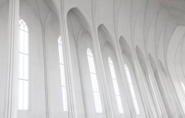 Reykjavik Hallgrimskirkja manzaralı ünlü İzlanda modern kilisesi volkanik bazalt sütunlardan esinlenilmiştir.