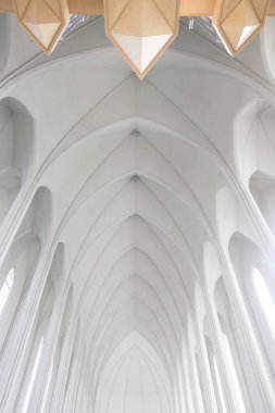 Reykjavik Hallgrimskirkja manzaralı ünlü İzlanda modern kilisesi volkanik bazalt sütunlardan esinlenilmiştir.